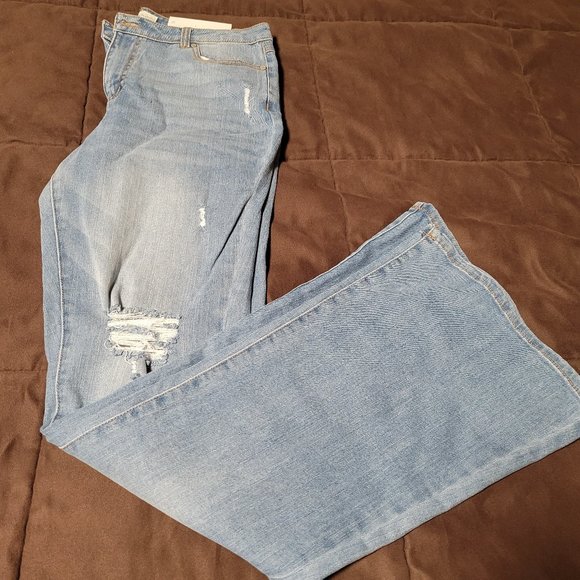Distressed Lightwash Jeans - Picture 2 of 15